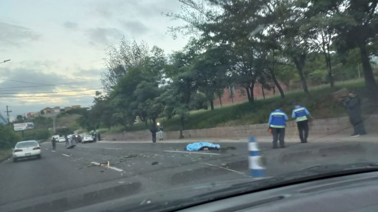 Motociclista impacta contra un taxi y es arrollado por otro carro en Tegucigalpa