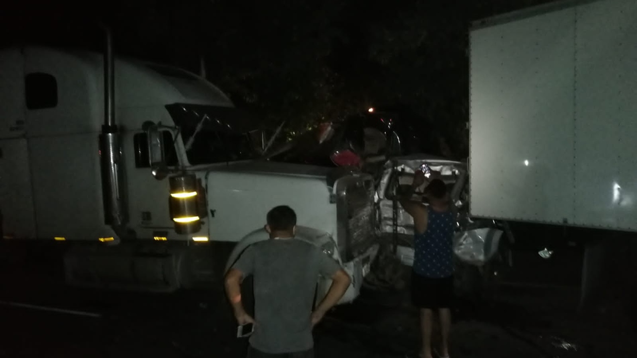 Varios heridos deja aparatoso accidente entre rastra y ocho vehículos en Villanueva, Cortés