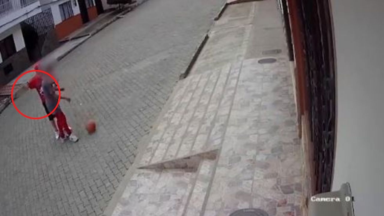Menor de 15 años apuñaló por la espalda a su amigo mientras le  'enseñaba' un truco con un balón