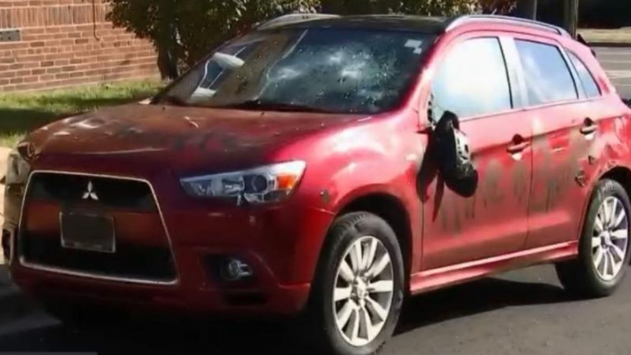 Mujer quiso vengarse de su pareja infiel destruyéndole el carro, pero cometió este error
