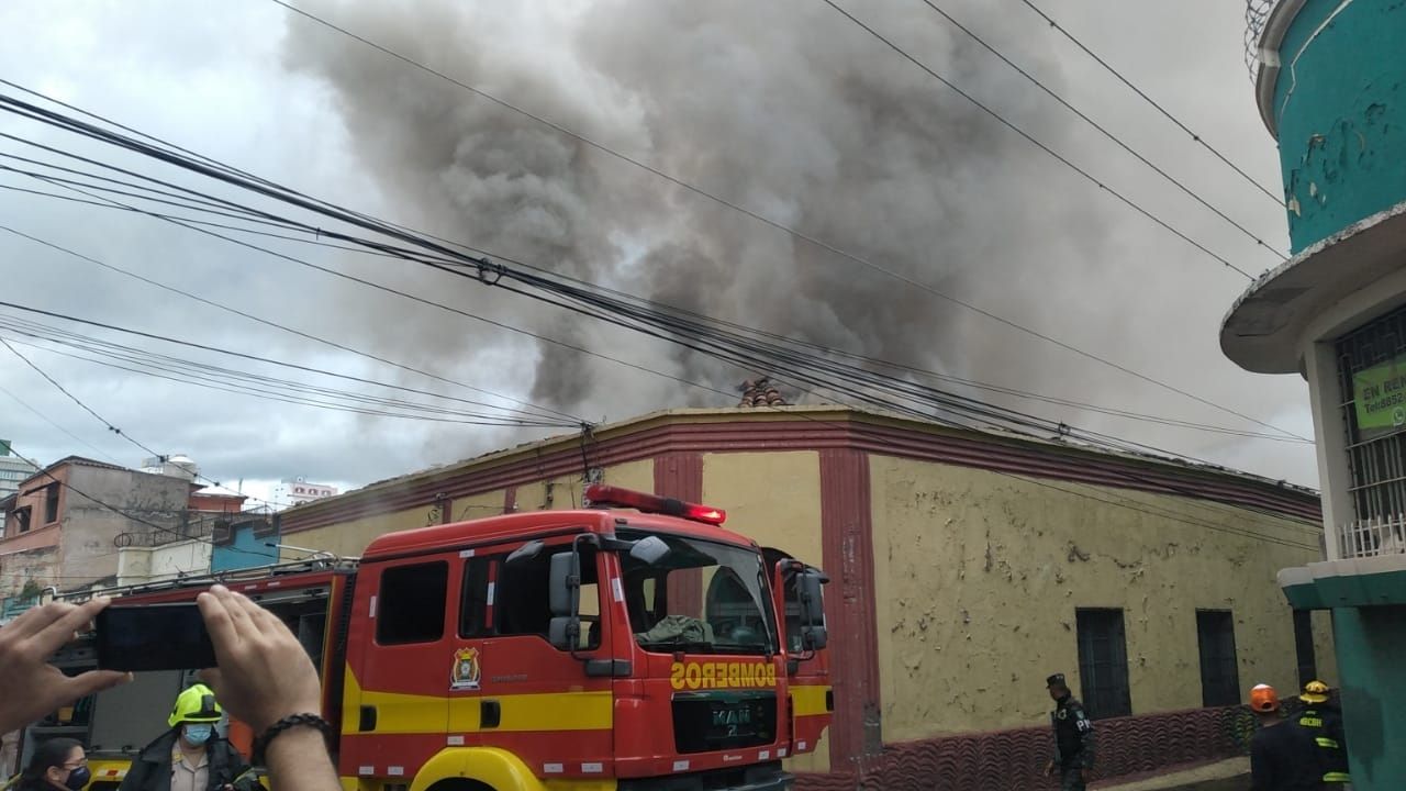 Incendio consume antigua casa del fallecido líder del Partido Liberal Modesto Rodas Alvarado en Tegucigalpa