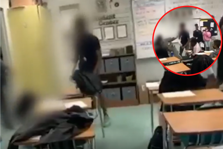 Adolescente atacó a golpes a una compañera en pleno salón de clases solo porque derramó su café