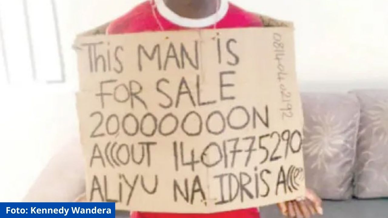 Imagen de 'Este hombre está a la venta', joven intentó venderse con un cartel y terminó arrestado