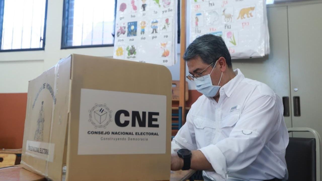 Juan Orlando Hernández vota por última vez como presidente de Honduras