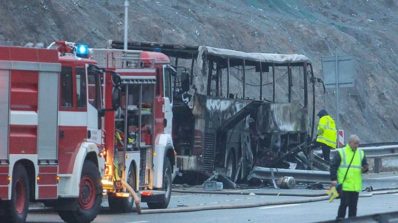 Mueren calcinados en Bulgaria 46 pasajeros de un autobús, 12 de ellos menores