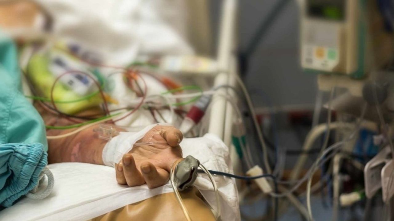 Enfermera con covid despierta del coma cuando sus hijos buscaban una lápida para su tumba