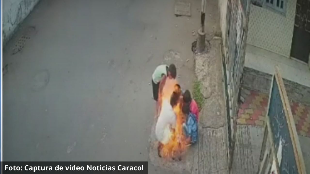 ¡Fatal accidente! Menores se quemaron por usar pólvora sobre alcantarilla con fuga de gas