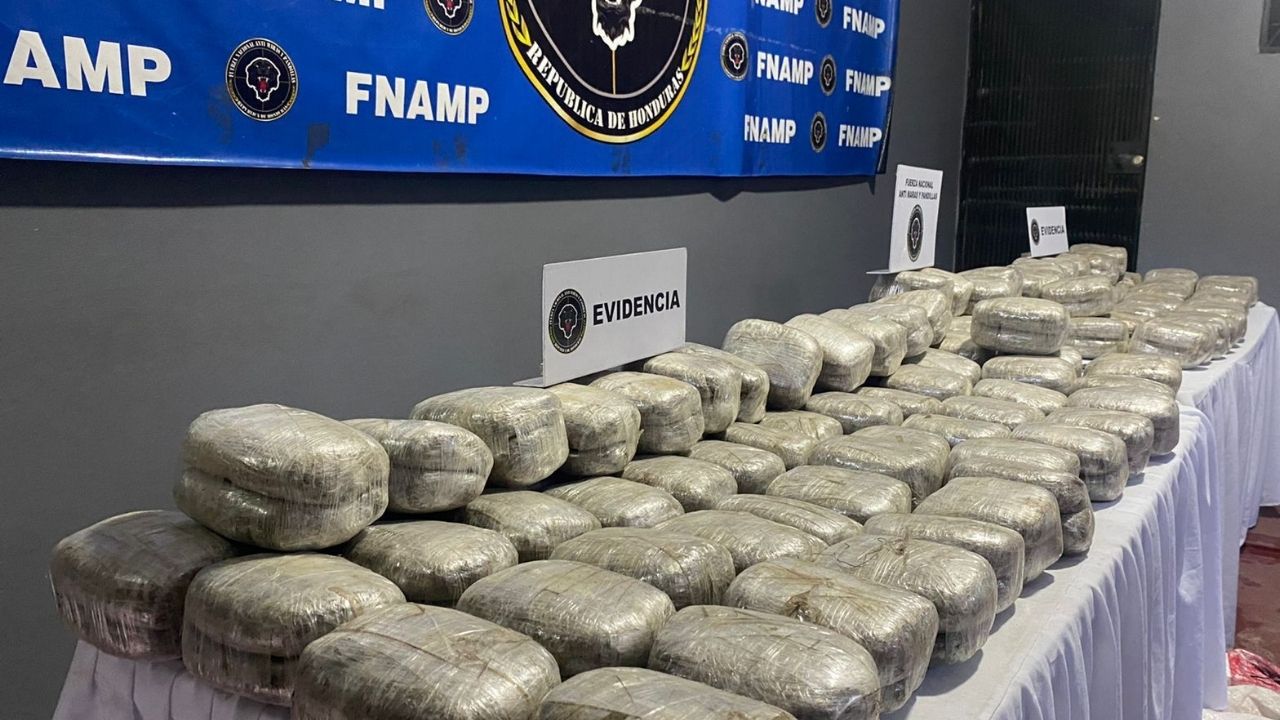 Cae pareja de supuestos pandilleros con más de 200 paquetes de marihuana en el norte de Honduras