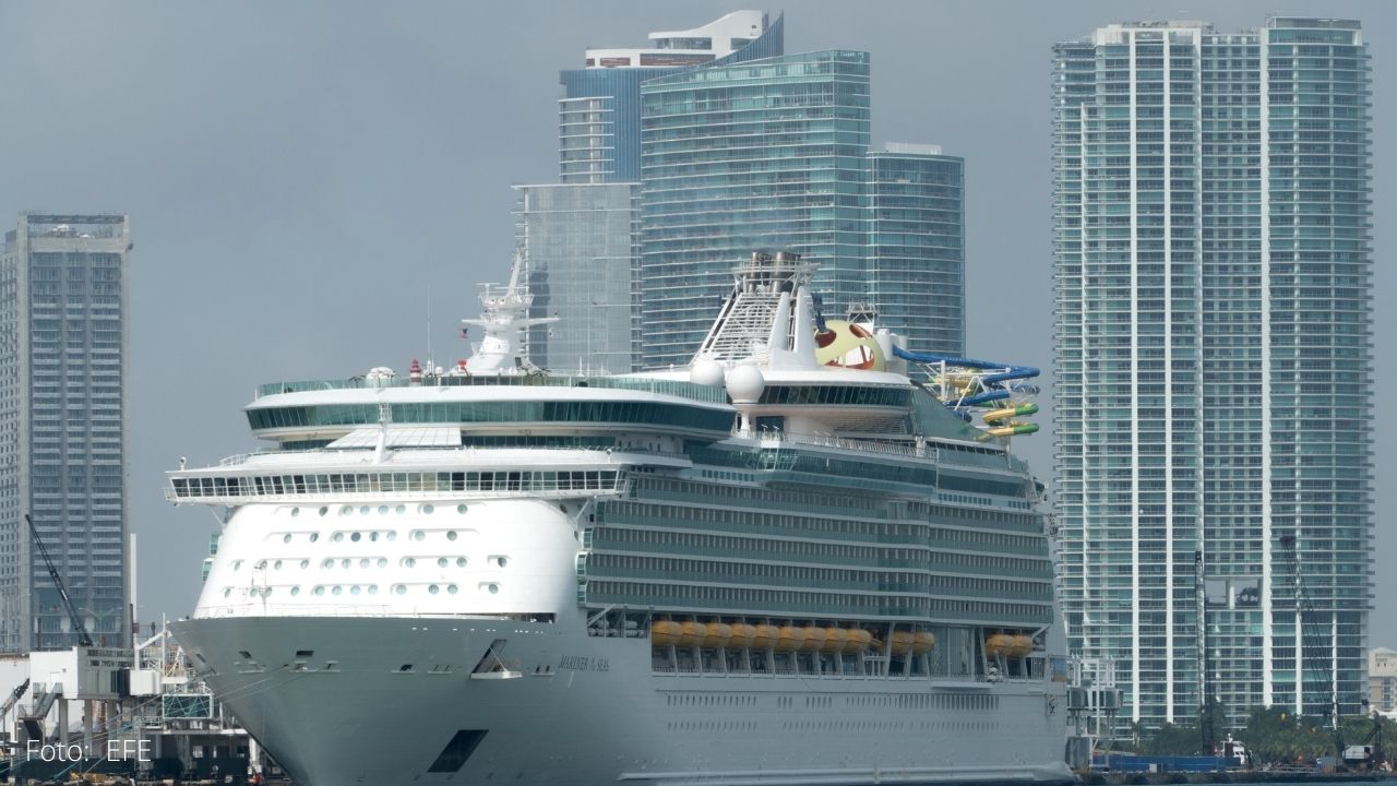 Atraca en Miami crucero Carnival Freedom, tercero en regresar por positivos de covid