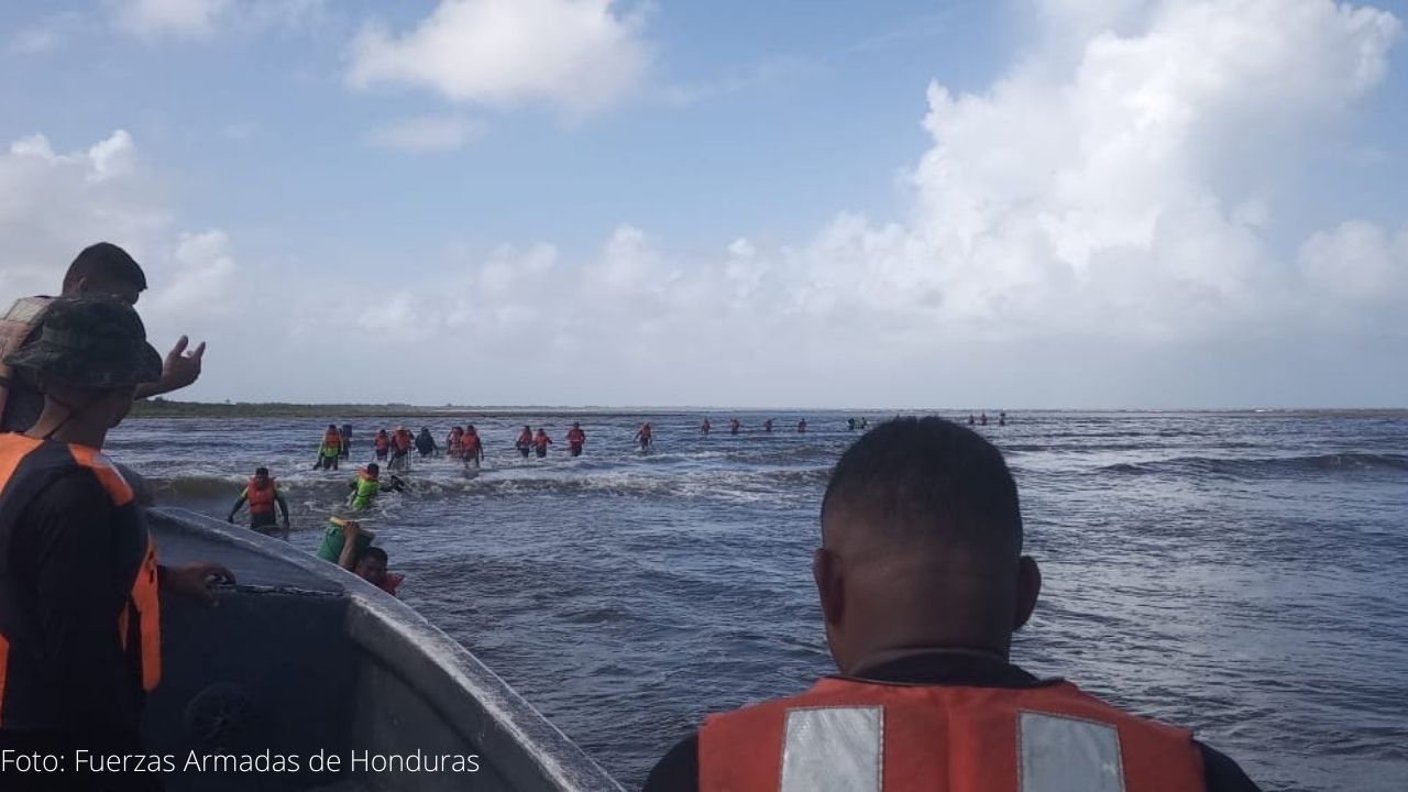 Fuerzas Armadas logra el rescate de 30 náufragos en altamar