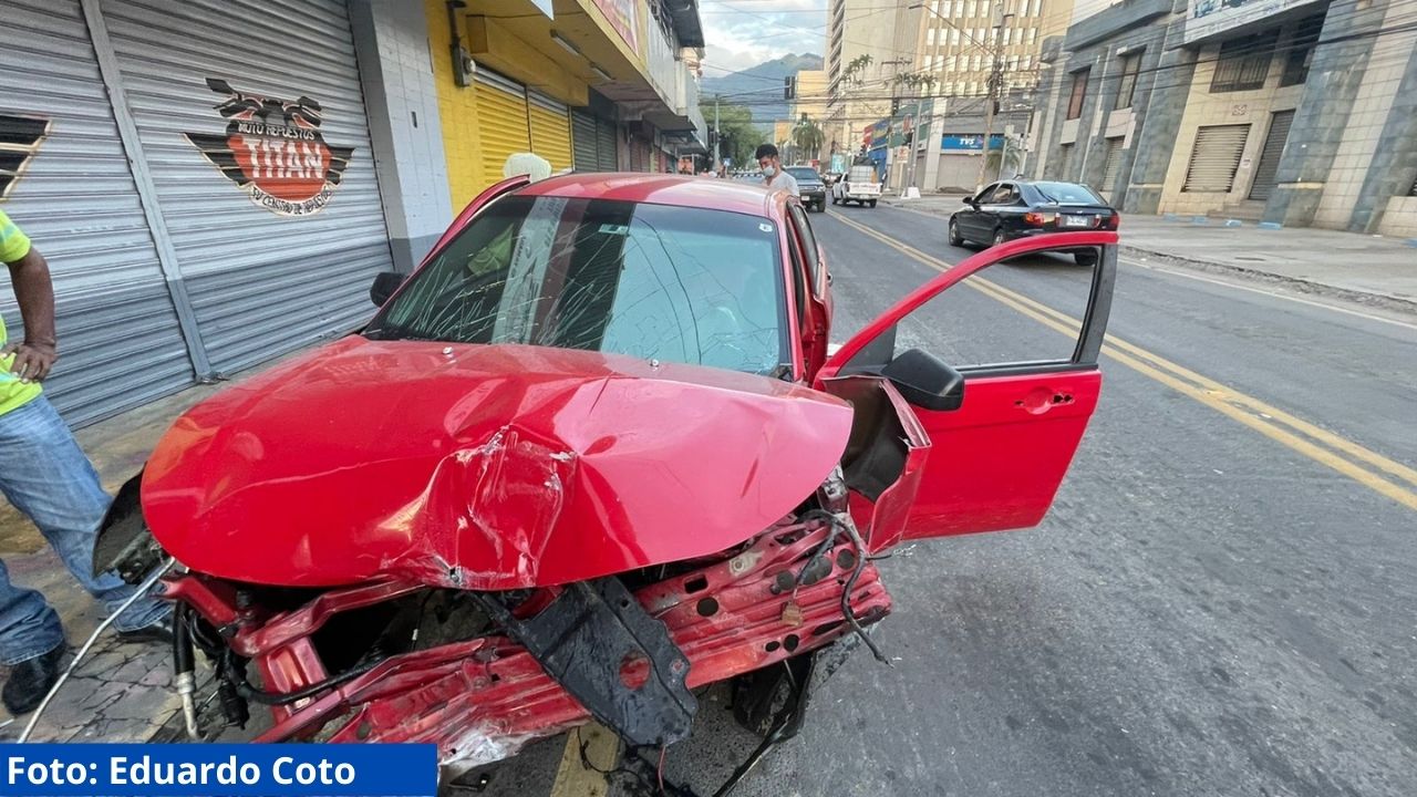 Dos heridos de gravedad deja accidente vehicular en San Pedro Sula; uno 'salió volando' por la ventana