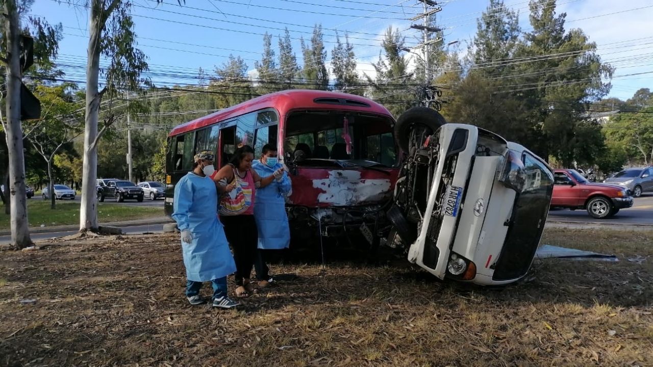 Cinco heridos deja accidente en la capital; bus rapidito a exceso de velocidad lo habría ocasionado