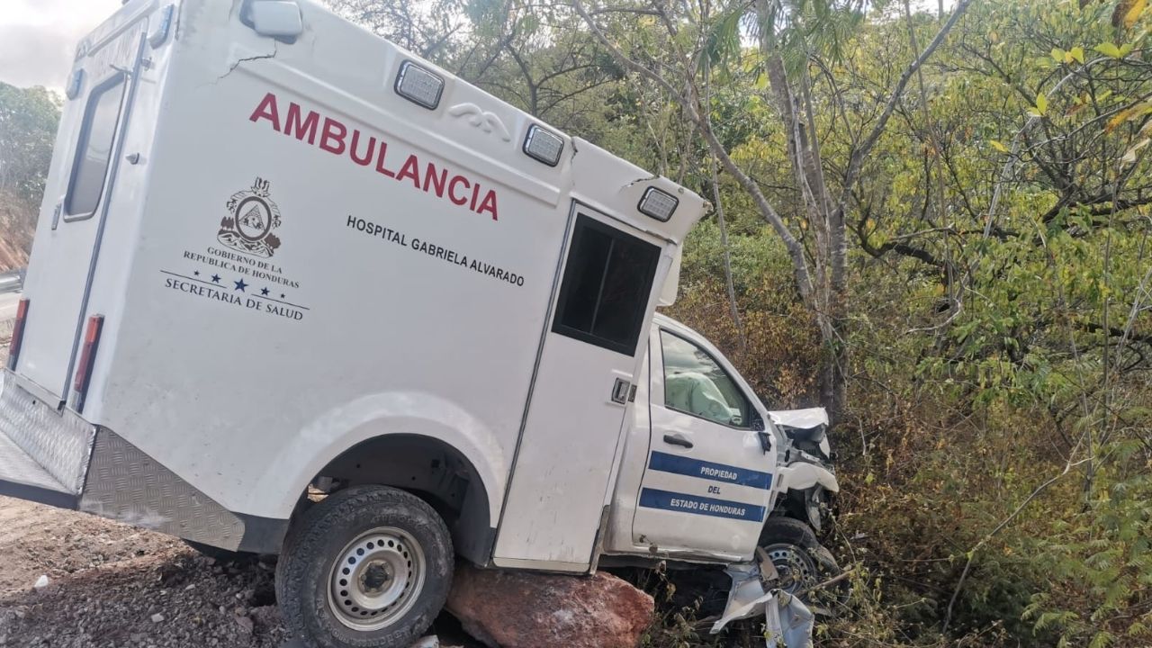Conductor de ambulancia se duerme y provoca accidente en la carrera hacia el oriente de Honduras