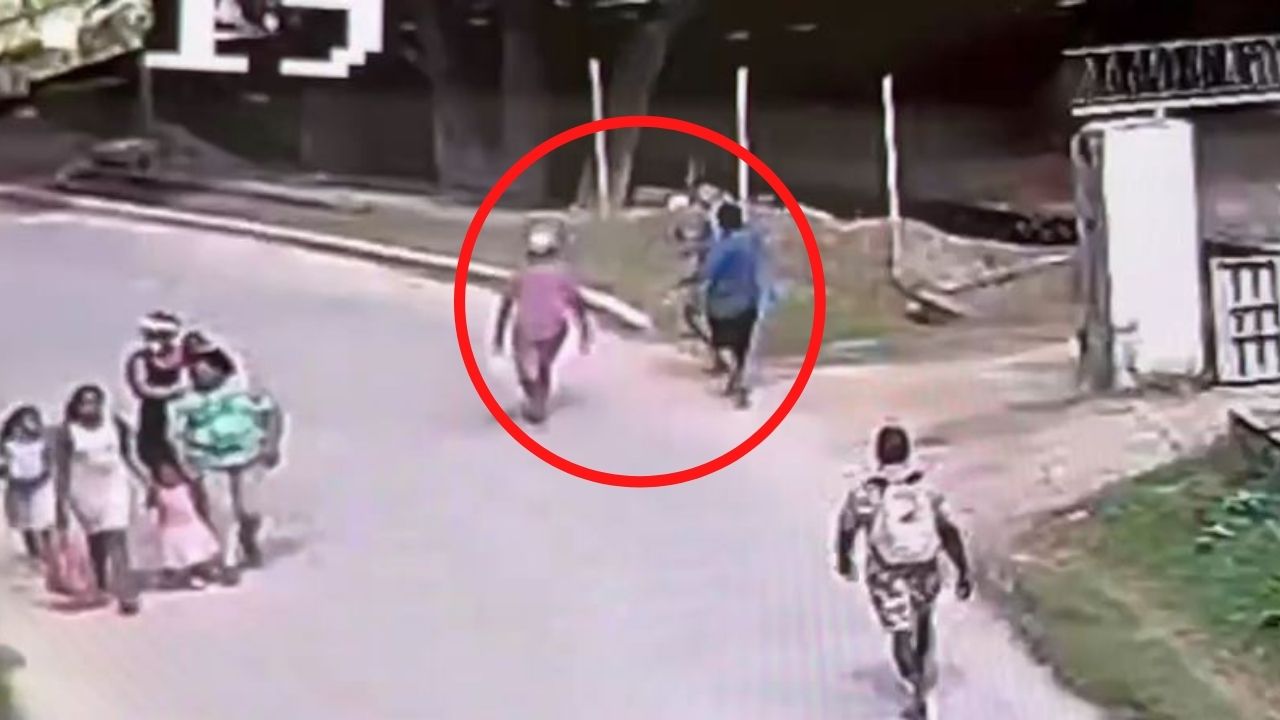 A plena luz del día: Captan a tres hondureños asaltando a un joven en Roatán y así fueron capturados