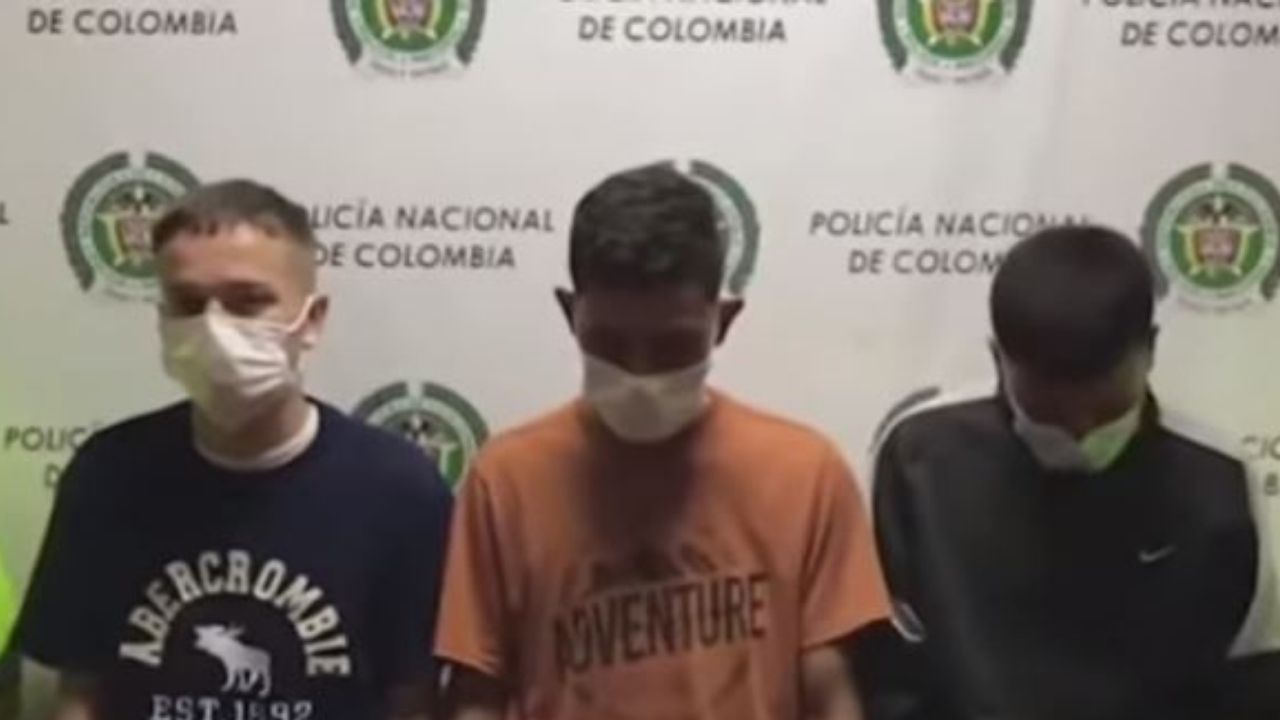 ¿Los ladrones más torpes? Fueron detenidos cuando se robaban un vehículo a empujones