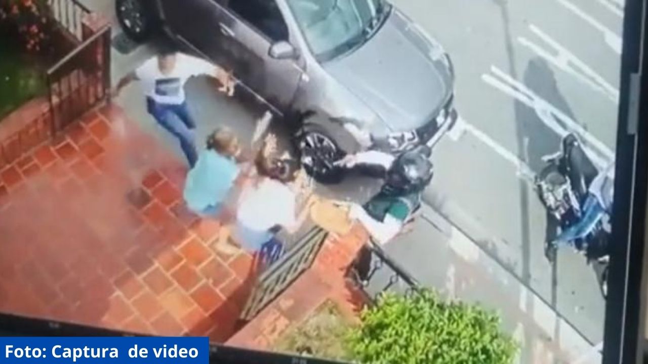 Cámaras de seguridad graban impactante robo millonario a una pareja en Colombia