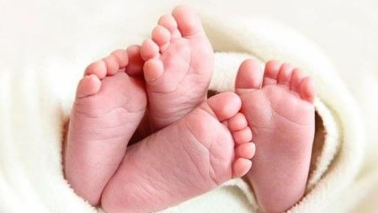 Mujer asesina a sus hijos gemelos tras dar a luz