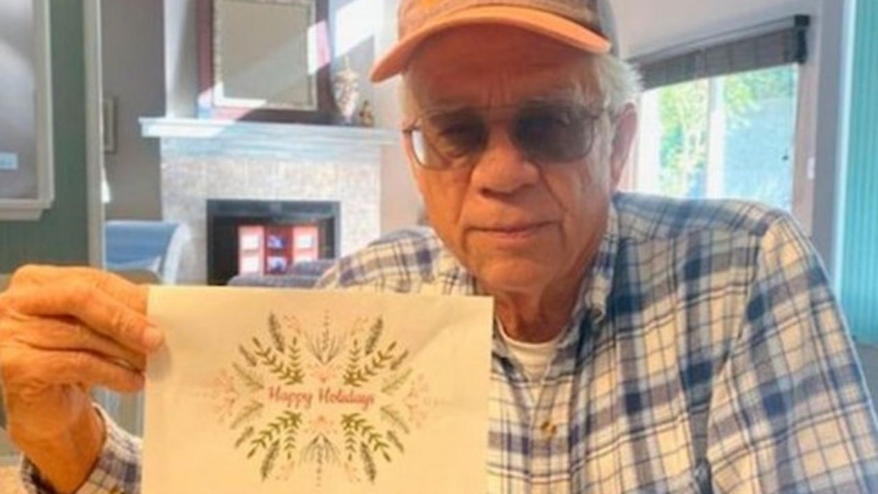Hombre paga deudas a familias en Navidad por tercer año consecutivo