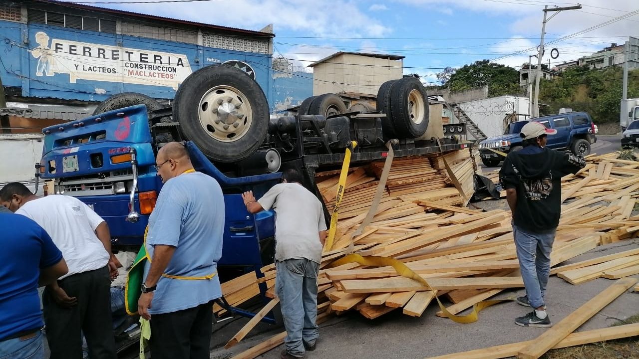 Dos hondureños se salvan de morir aplastados por un camión lleno de madera en Tegucigalpa