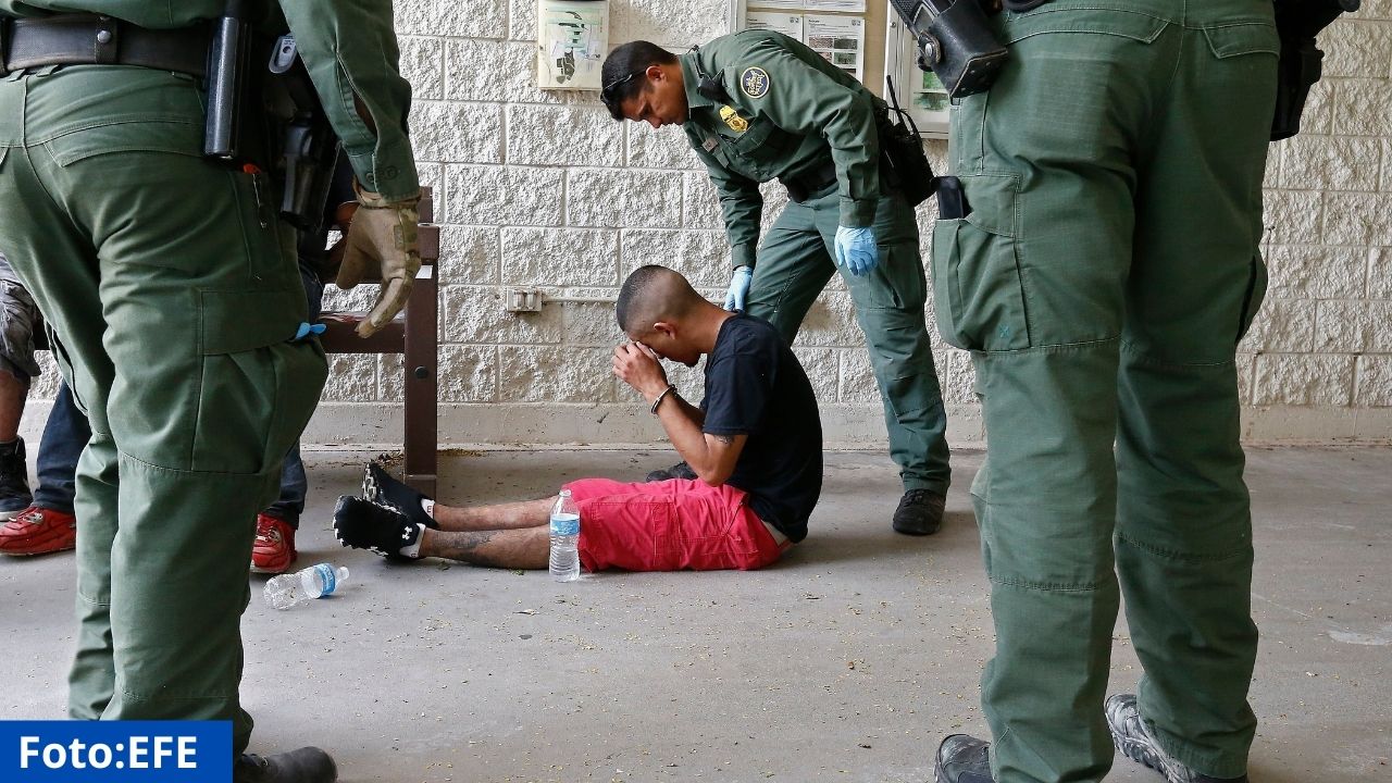 Más de 80 migrantes fueron descubiertos en 'casas de seguridad' en Texas