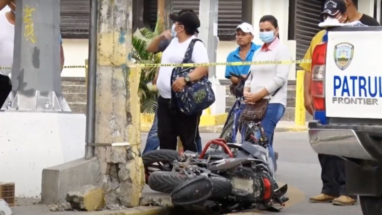 Motociclista muere tras colisionar con taxi y luego chocar con un poste