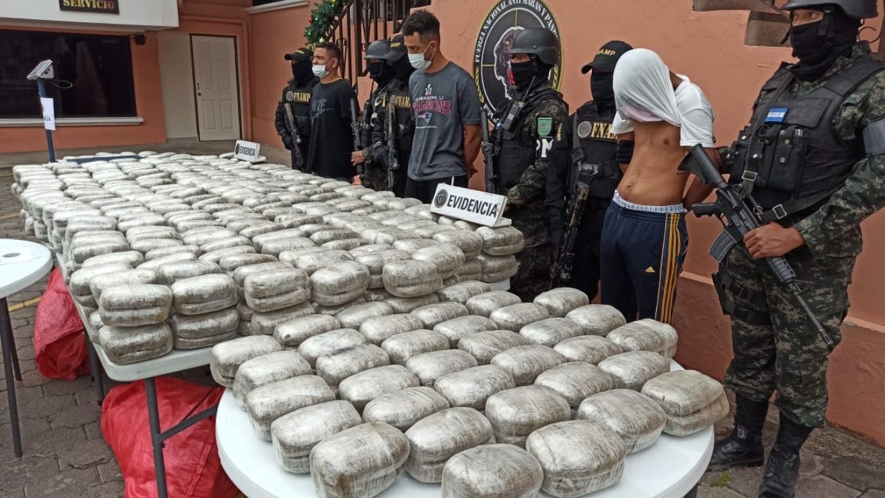 Así fue la captura a tres supuestos pandilleros de la 18 en El Pedregal; mira cómo guardaban marihuana en sacos