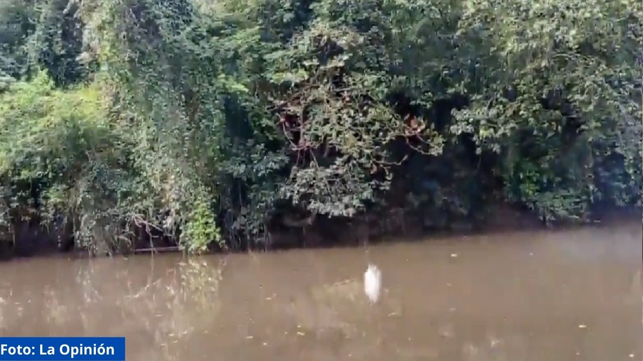 Madre lanza a un río a sus tres pequeñas hijas, una de ellas de meses de nacida