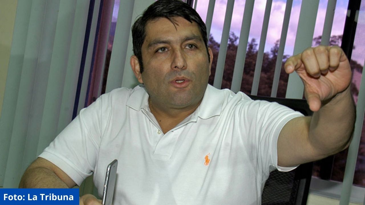 Entre escoltas y corriendo: Así salió gerente de Hondutel tras varias horas retenido por los empleados