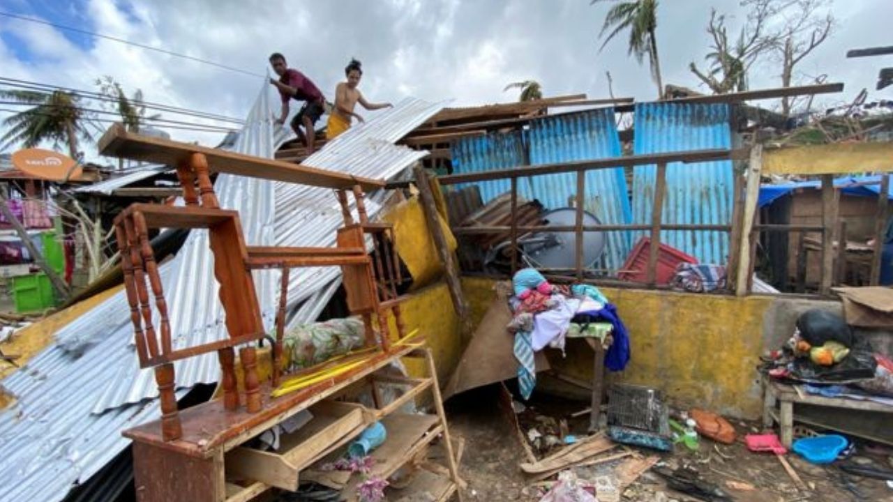 Elevan a 388 los muertos por el tifón Rai en Filipinas