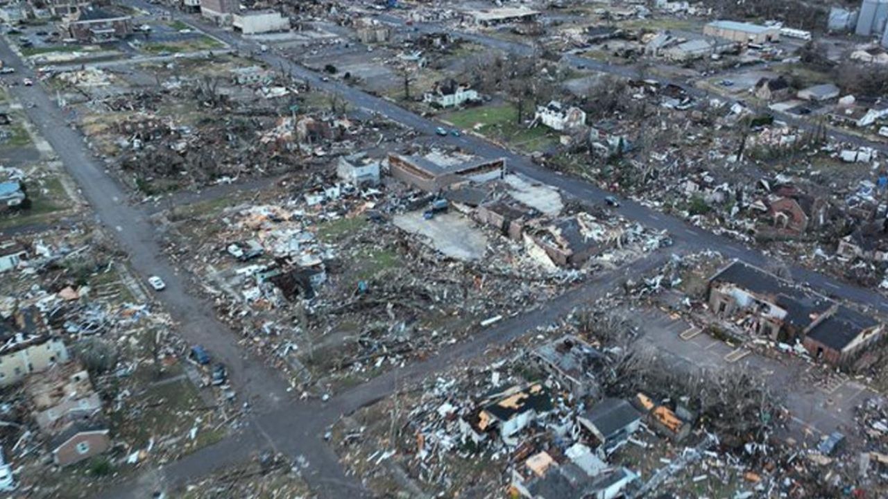 A 70 aumentan los muertos por los tornados en Kentucky, Estados Unidos