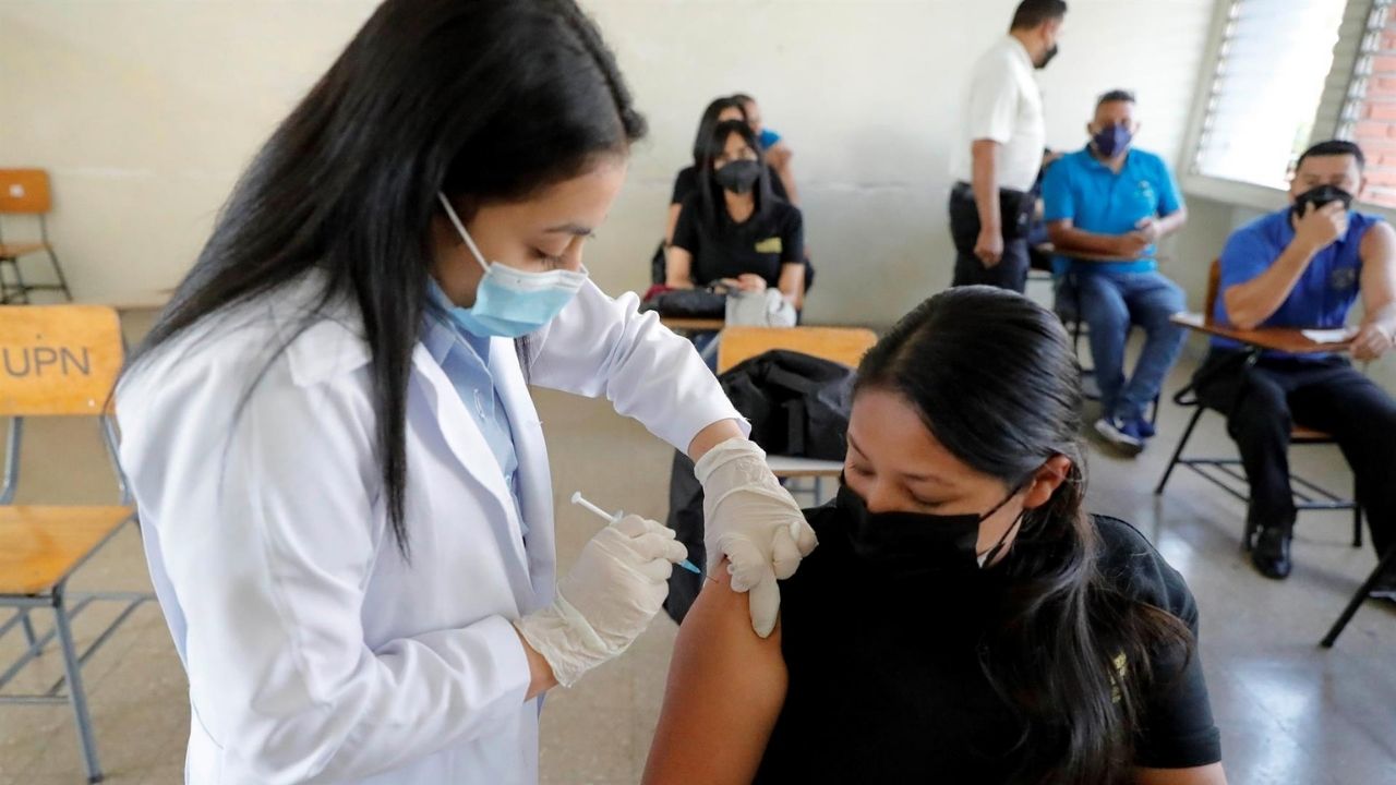 Honduras pide a la población vacunarse ante la amenaza de la variante ómicron