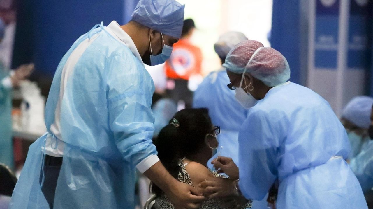 'Si no nos vacunamos, ómicron nos va a ocasionar serios problemas', advierten médicos hondureños