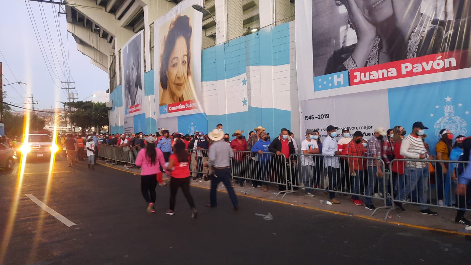 Fotos: Centenares de personas hacen fila en los alrededores del Estadio Nacional para estar en la investidura de Xiomara Castro