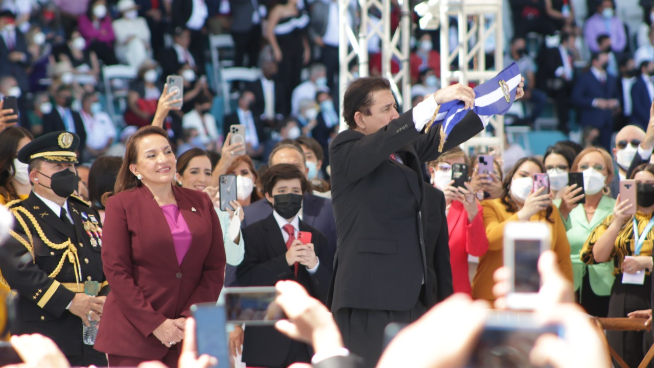 Fotos: Así fue la imposición de la banda presidencial a Xiomara Castro, luego de juramentar como presidenta de Honduras