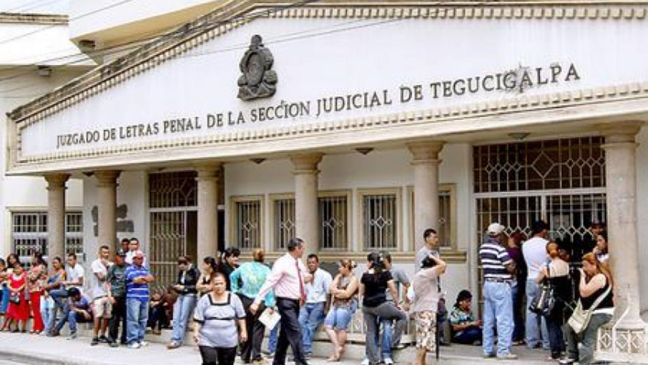 Alta afluencia de personas tramitando hoja de antecedentes penales