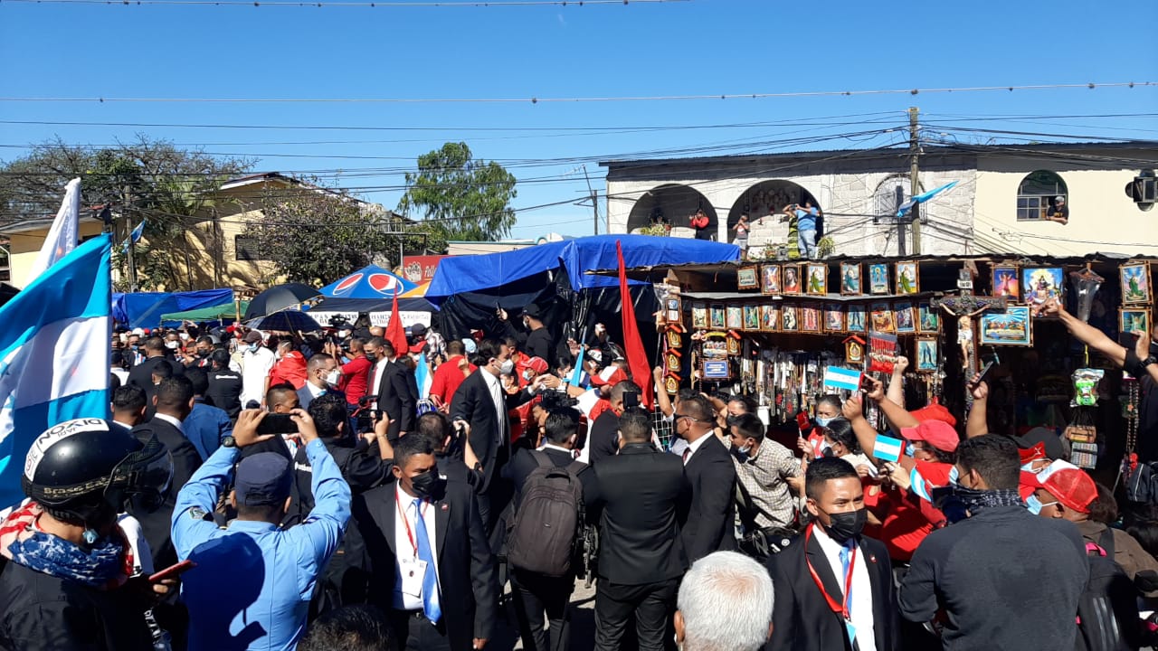 Fotos: Caluroso recibimiento dan a Xiomara Castro tras su llegada a la Ermita de Suyapa en Tegucigalpa, Honduras