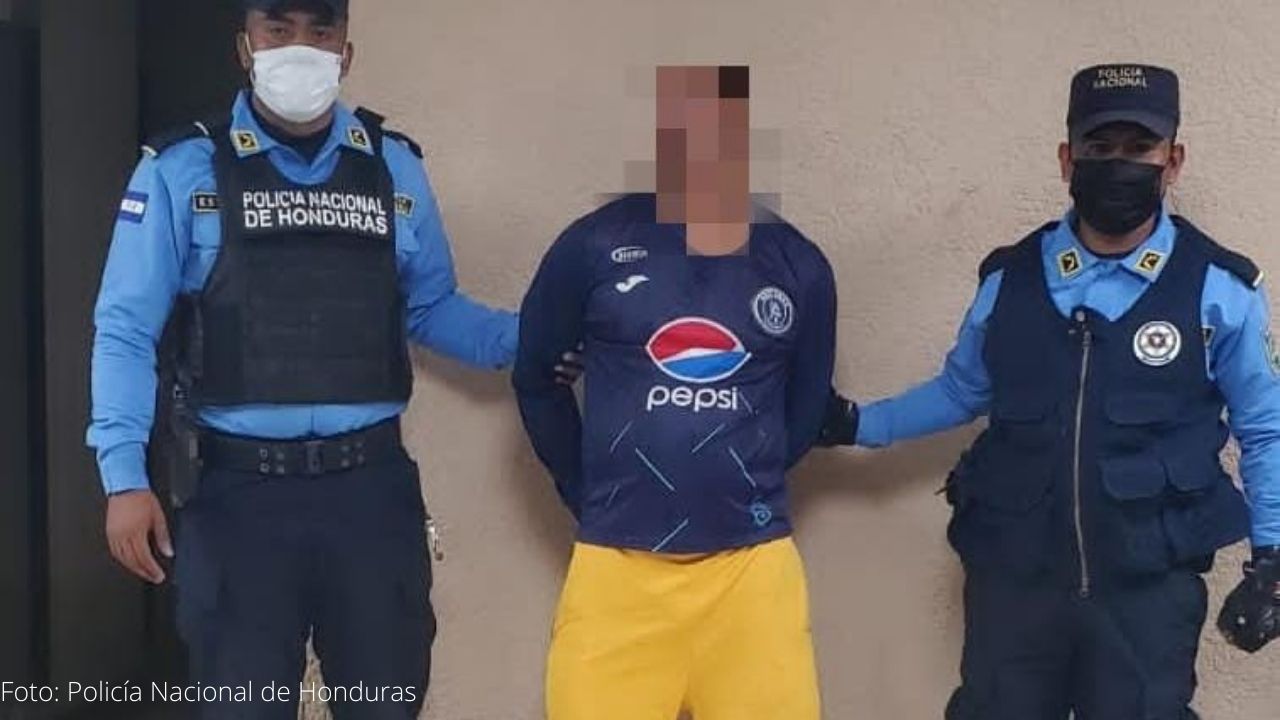 Detienen a sujeto que hirió el rostro y quemó la mano de un agente policial en Roatán