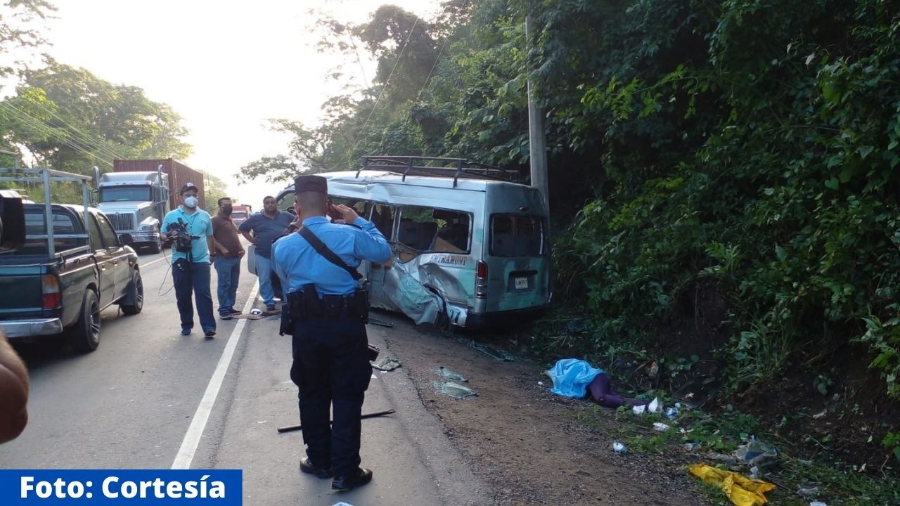 Mujer embarazada murió en un accidente entre un bus 'rapidito'  y un vehículo turismo en Cortes, Honduras