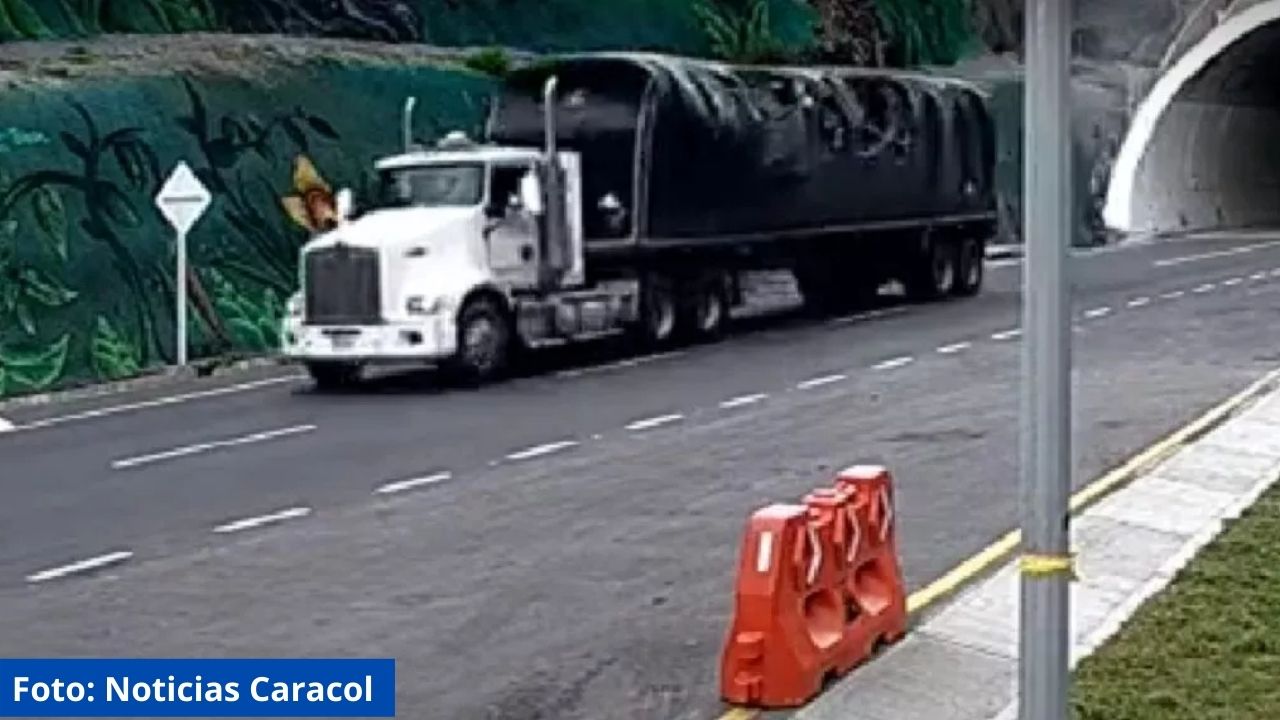 Tractomula se queda sin frenos y provoca colisión de 17 vehículos