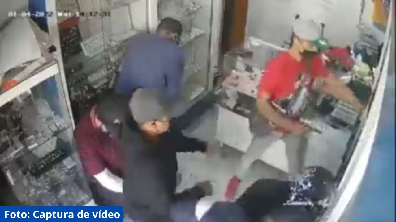 Vídeo captó momento de asalto en joyería mexicana