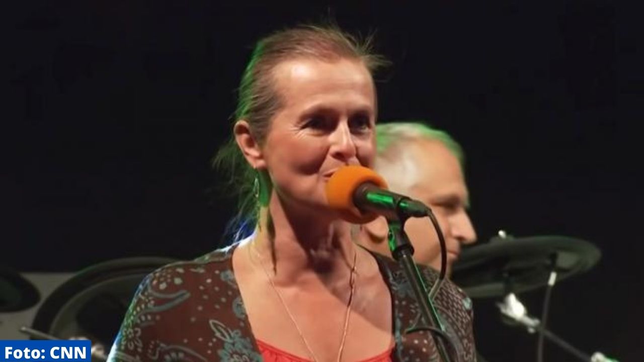 Muere cantante que se contagió voluntariamente de covid