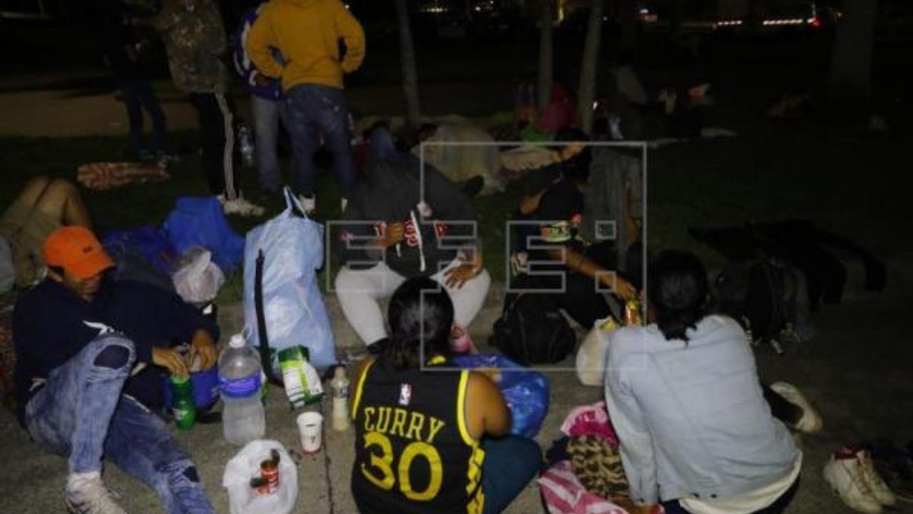 Hondureña junto a sus tres hijos y hermano forman parte de la caravana; huyen de la violencia