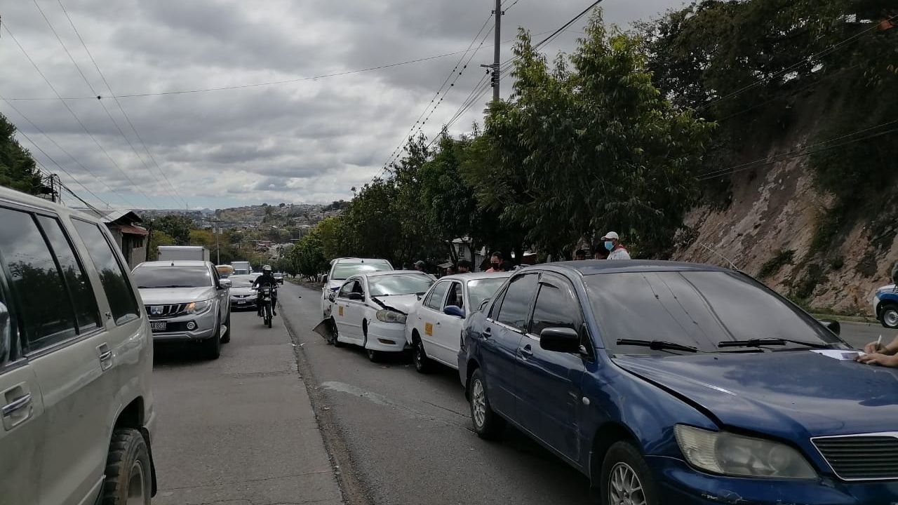Choque en cadena: Así fue como seis vehículos colisionaron entre sí en un bulevar de Tegucigalpa