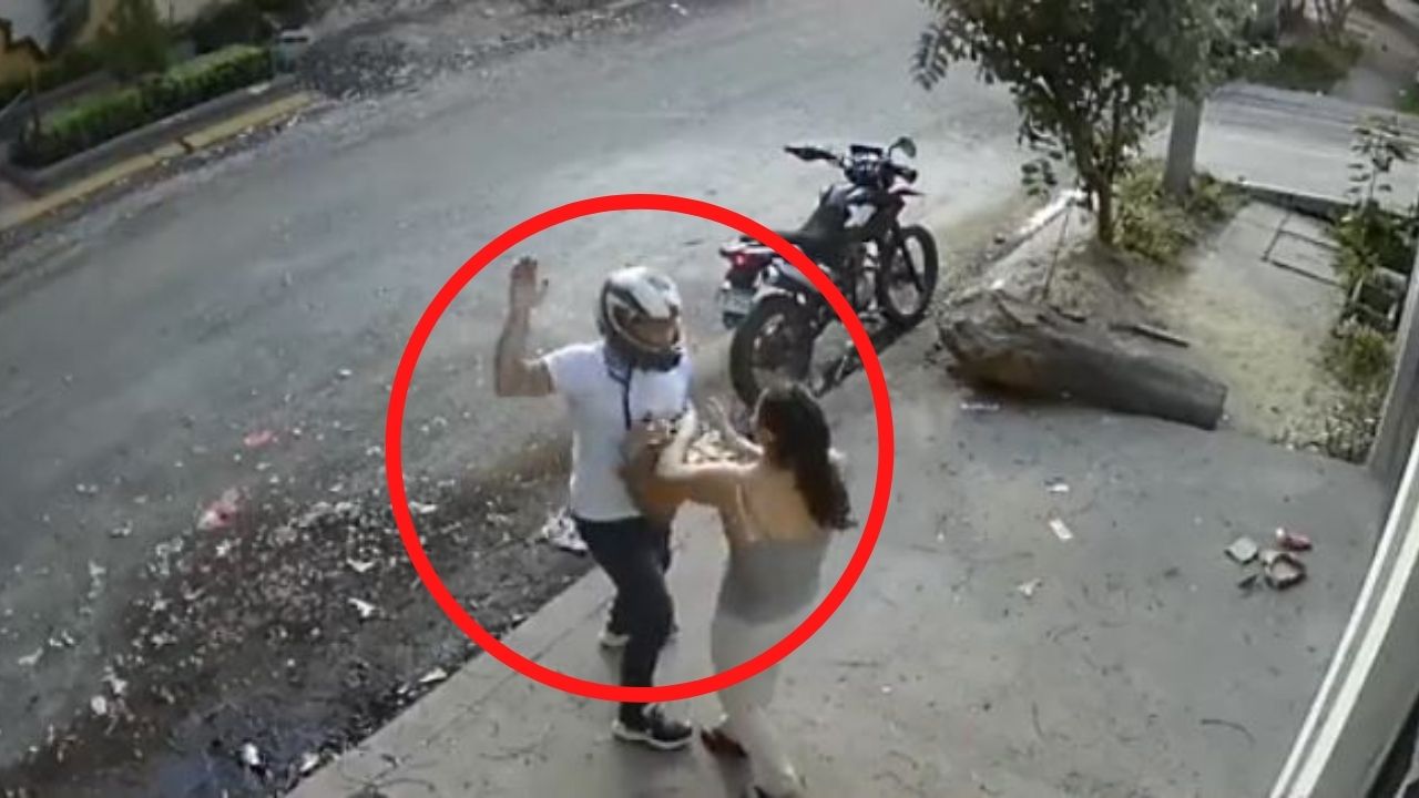 Captan a delincuente golpeando a una mujer para quitarle su cartera en San Pedro Sula