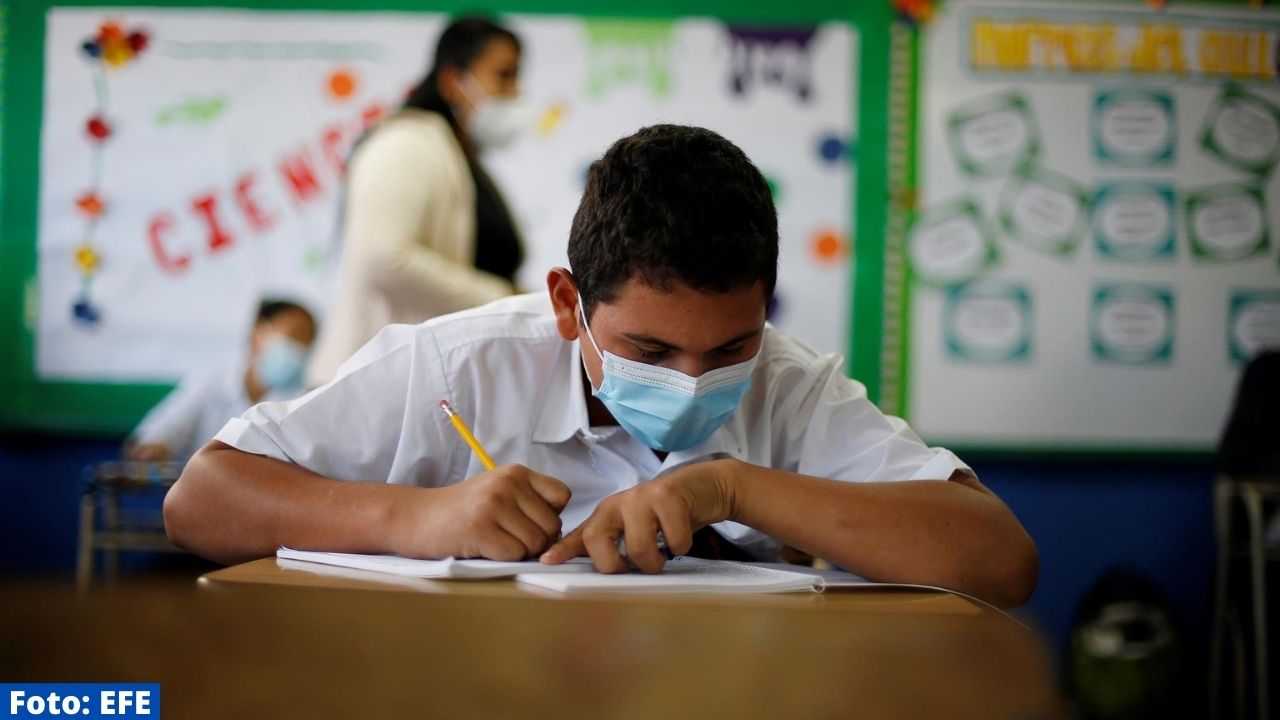 El Salvador inaugura el año escolar semipresencial en medio del alza de covid