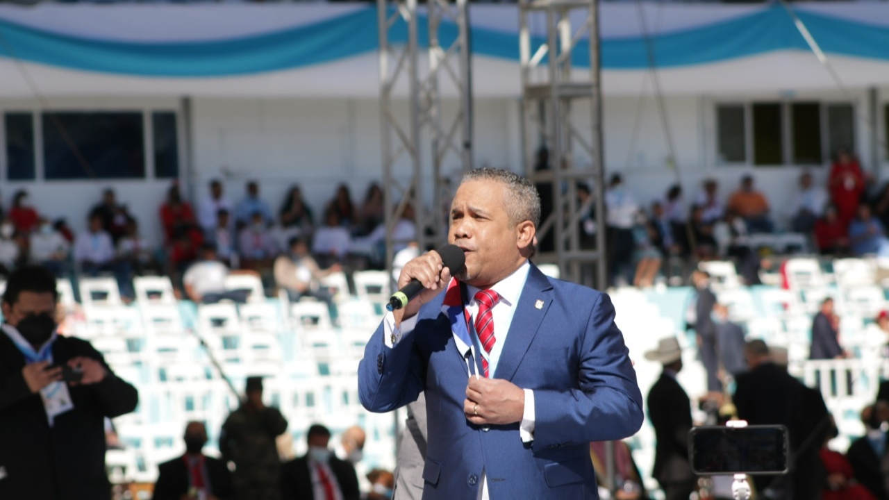 Héctor Acosta ‘El Torito’ pone a bailar bachata a los seguidores de Xiomara Castro previo a la toma de posesión en el Estadio Nacional