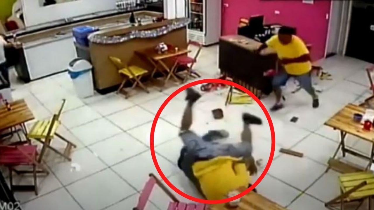 Hombre intenta robar en una heladería y recibe fuerte golpiza por empleados del negocio
