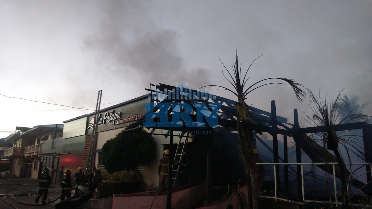 Voraz incendio consume un reconocido restaurante en La Ceiba, Atlántida