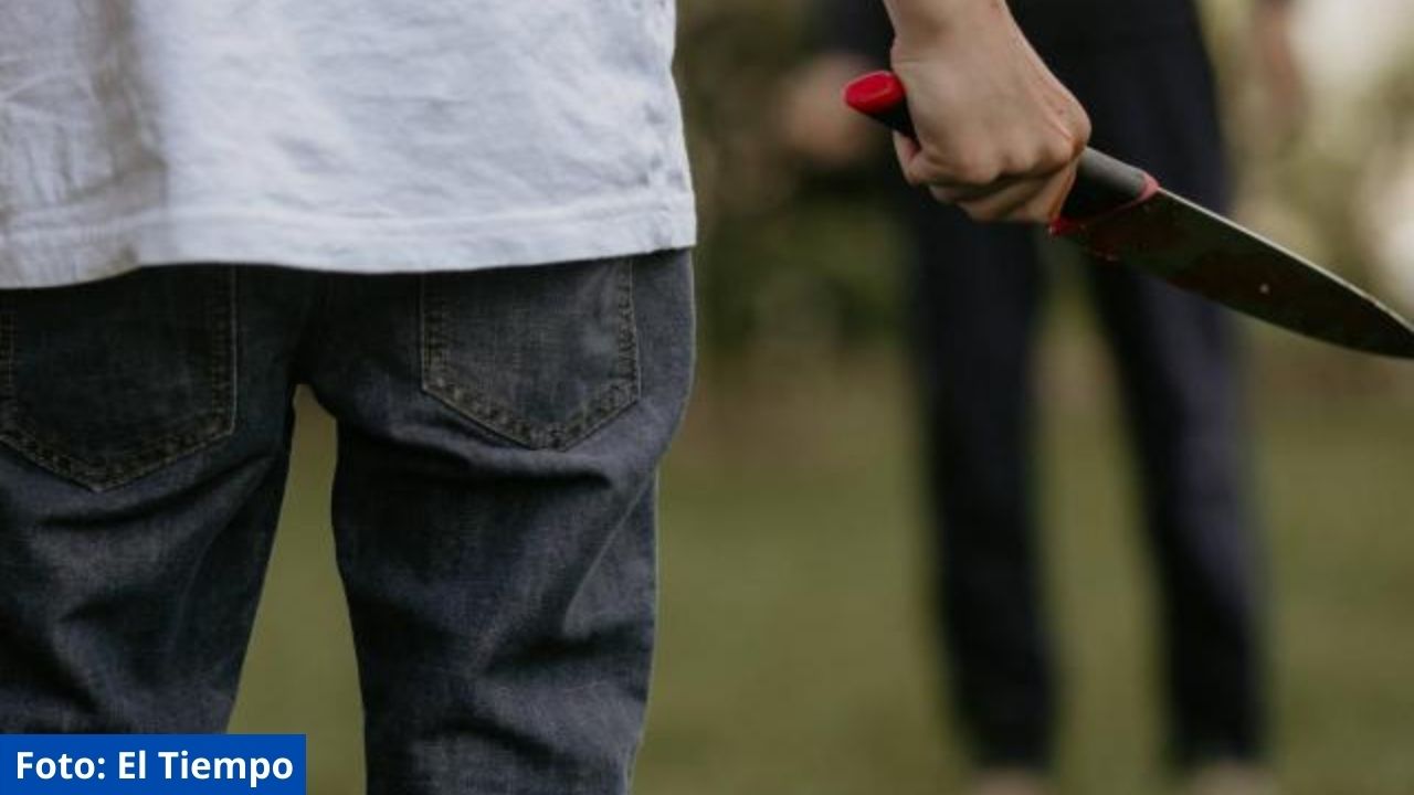 Joven es detenido por acuchillar a sus padres en Italia