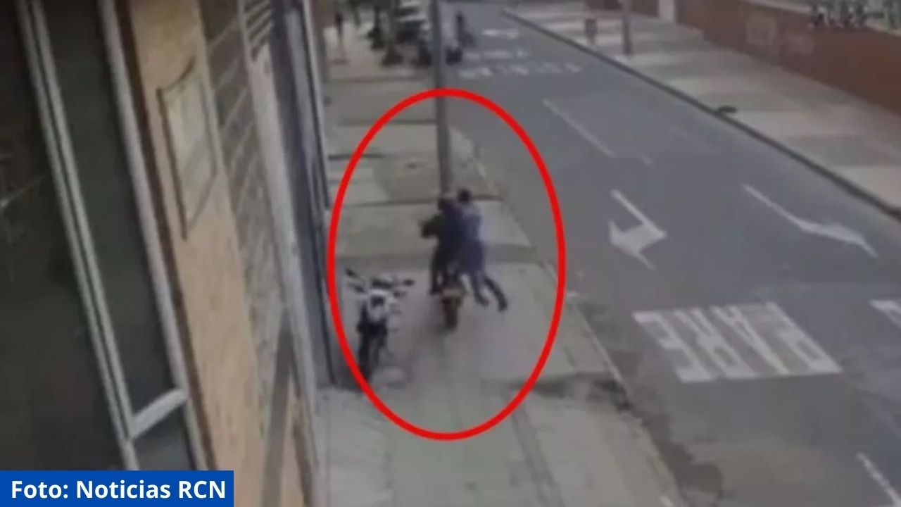 Vídeo: joven se lanzó sobre un ladrón para evitar que le roben su motocicleta en Colombia